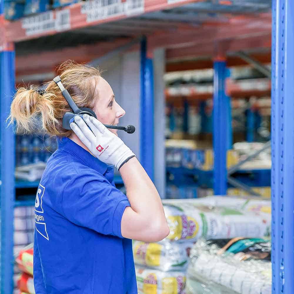 Modernste Technik im Lager integriert: Pick by Voice bei B+S. | State-of-the-art technology integrated in the warehouse: “pick by voice” at B+S.