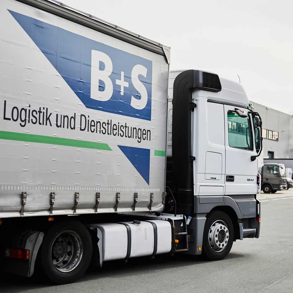 Ein Lkw verlässt den Standort Bielefeld gefüllt mit Waren. | A lorry loaded with goods leaves the Bielefeld site.
