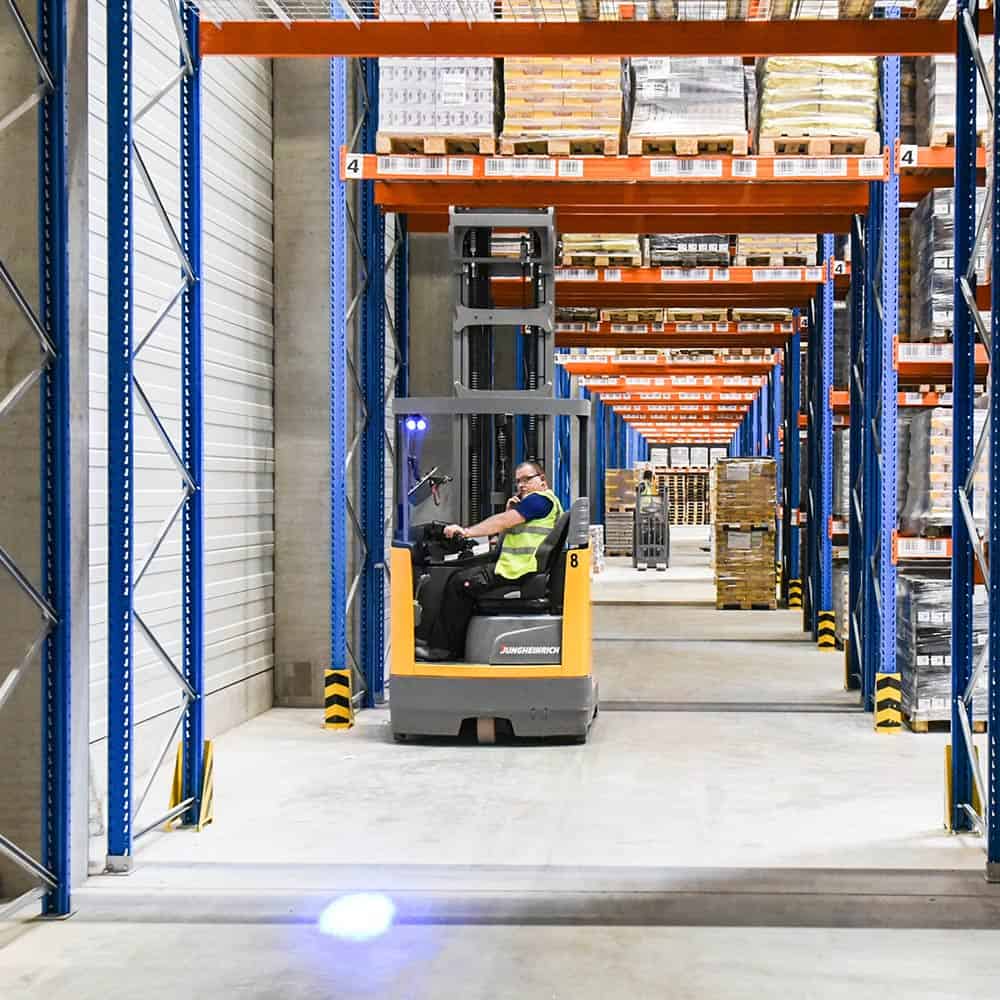 Qualitativ hochwertige und individuelle Lagerlogistikdienstleistungen im Lager Zettlitz von B+S. | High-quality and customised storage logistics services in B+S’s Zettlitz warehouse.