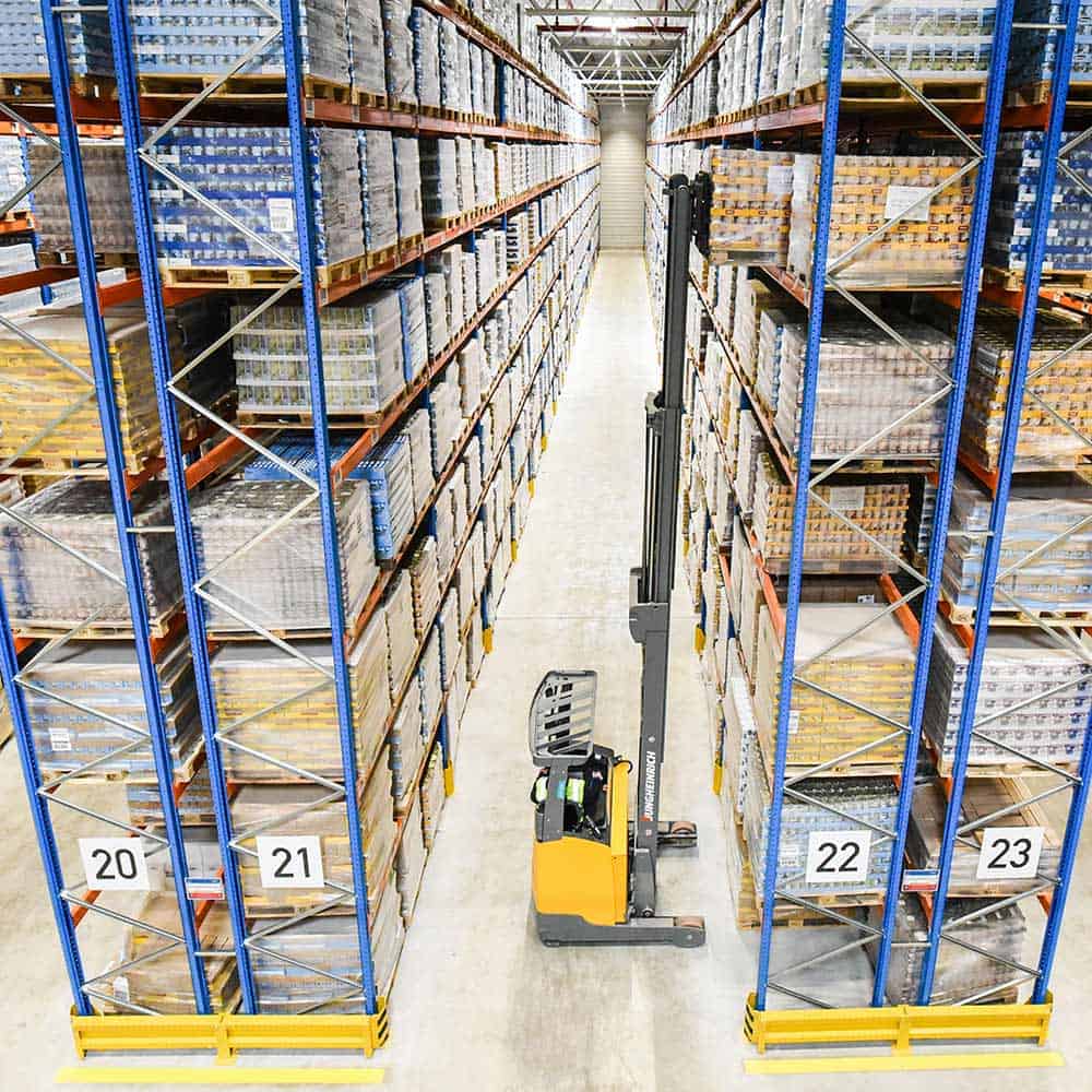 Genug Platz für Aktionswarenlogistik in den Lagern von B+S. | B+S warehouses offer plenty of space for promotional goods logistics.