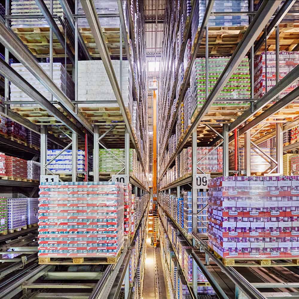 25.000 Palettenstellplätze im vollautomatisierten Hochregallager. | 25,000 pallet spaces in the fully automated high-bay warehouse