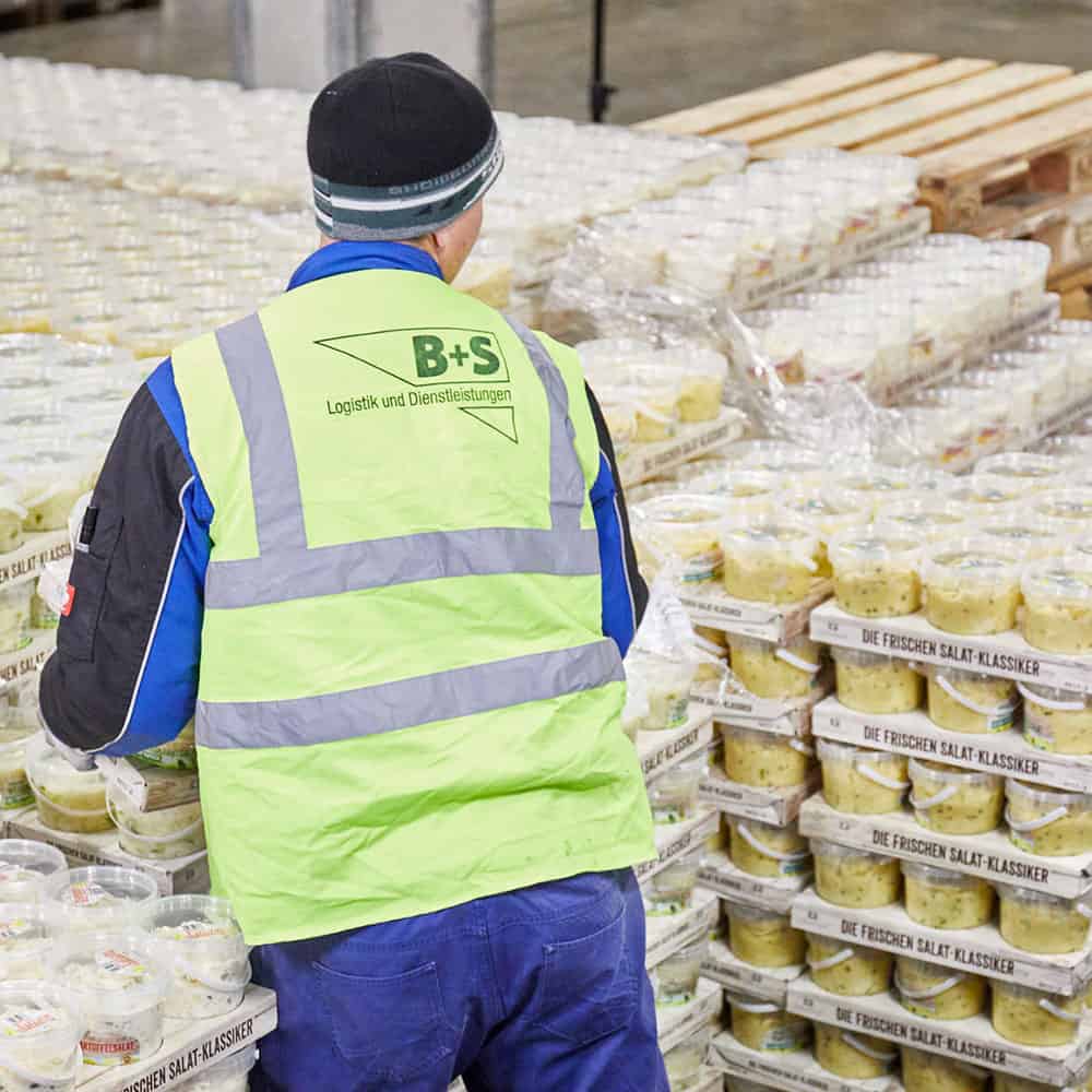 Mitarbeiter im Lebemsmittellager bei B+S Logistik