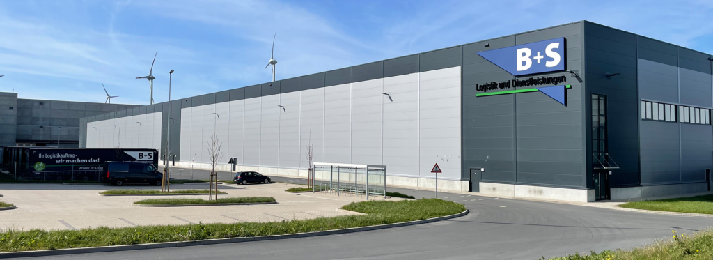 Am Standort Paderborn stehen 30.000 m² Logistikfläche auf 14m Hallenhöhe zur Verfügung.