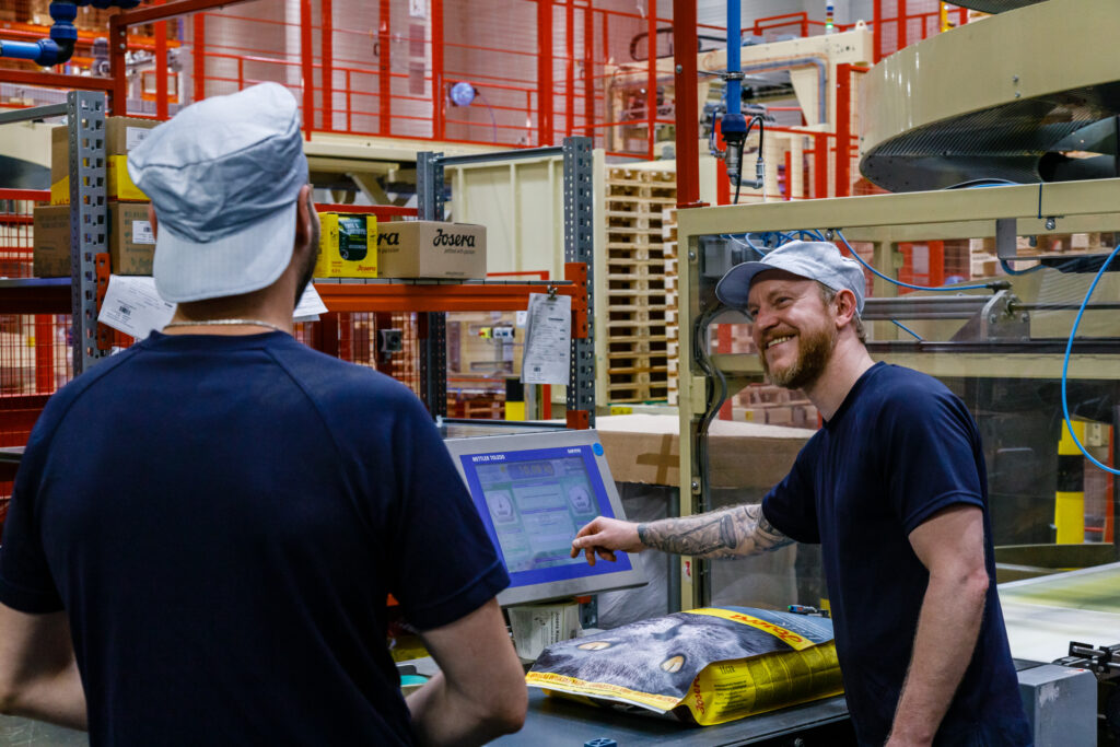 Mitarbeiter bei der Arbeit im Josera Lager - Zusammenarbeit mit Erbacher