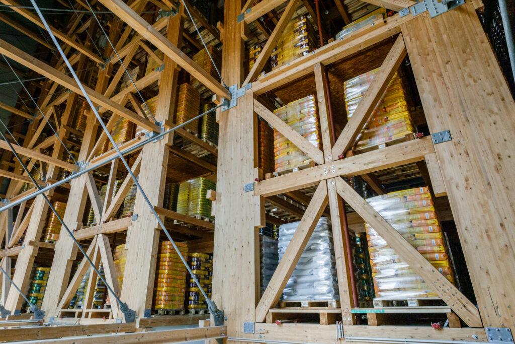 Lager mit Holzregalen - Zusammenarbeit mit Erbacher